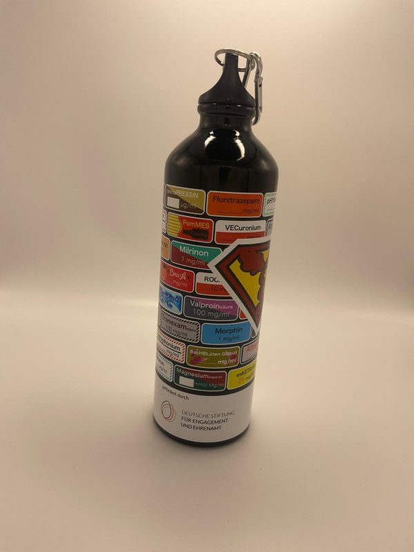 Trinkflasche mit satirischen Medikamentenklebchen - Image 4
