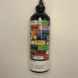 Trinkflasche mit satirischen Medikamentenklebchen