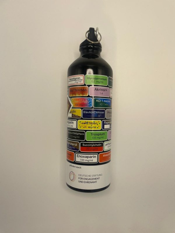 Trinkflasche mit satirischen Medikamentenklebchen